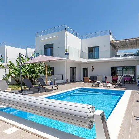 Serena-gorgeous Rural Family & Pool Villa