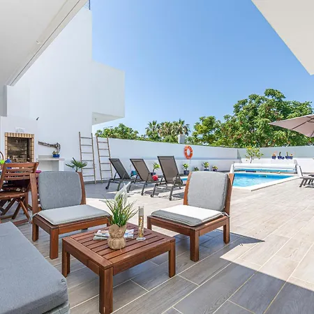 Serena-gorgeous Rural Family & Pool Villa Morenos